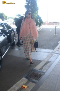 Indian actress Sonam Kapoor chic look at mumbai airport