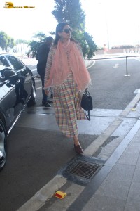 Indian actress Sonam Kapoor chic look at mumbai airport