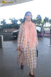 Indian actress Sonam Kapoor chic look at mumbai airport