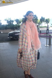 Indian actress Sonam Kapoor chic look at mumbai airport