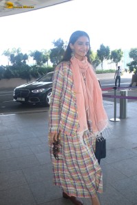 Indian actress Sonam Kapoor chic look at mumbai airport