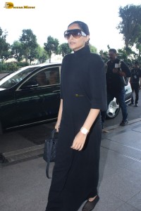 bollywood actress Sonam Kapoor stylish in black dress