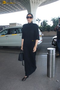 bollywood actress Sonam Kapoor stylish in black dress