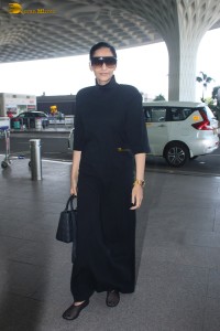 bollywood actress Sonam Kapoor stylish in black dress