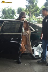 bollywood actress Sonam Kapoor shows her unique fashion at mumbai airport