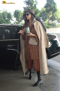 bollywood actress Sonam Kapoor shows her unique fashion at mumbai airport