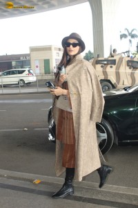 bollywood actress Sonam Kapoor shows her unique fashion at mumbai airport