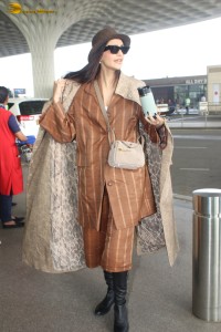 bollywood actress Sonam Kapoor shows her unique fashion at mumbai airport
