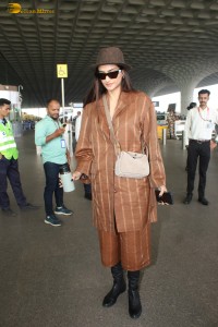 bollywood actress Sonam Kapoor shows her unique fashion at mumbai airport