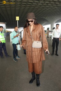 bollywood actress Sonam Kapoor shows her unique fashion at mumbai airport