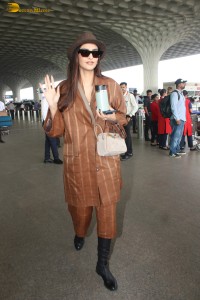 bollywood actress Sonam Kapoor shows her unique fashion at mumbai airport