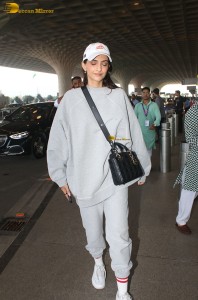 bollywood actress Sonam Kapoor in track suit at mumbai airport