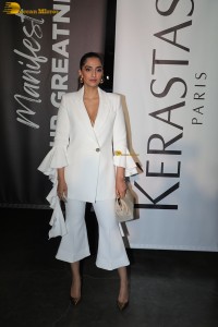 bollywood actress and anil kapoor’s daughter Sonam Kapoor in a white suit at an event