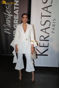 bollywood actress and anil kapoor’s daughter Sonam Kapoor in a white suit at an event