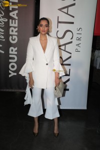 bollywood actress and anil kapoor’s daughter Sonam Kapoor in a white suit at an event