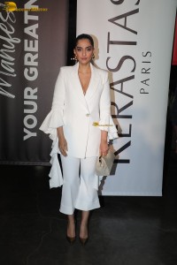 bollywood actress and anil kapoor’s daughter Sonam Kapoor in a white suit at an event