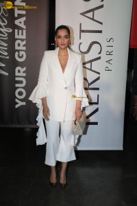 bollywood actress and anil kapoor’s daughter Sonam Kapoor in a white suit at an event