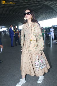 actress Sonam Kapoor stylish look with sunglasses at mumbai airport