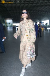 actress Sonam Kapoor stylish look with sunglasses at mumbai airport