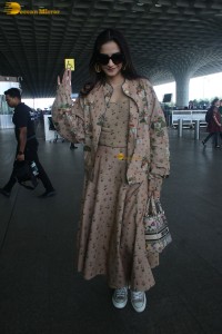 actress Sonam Kapoor stylish look with sunglasses at mumbai airport