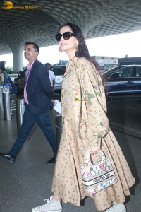 actress Sonam Kapoor stylish look with sunglasses at mumbai airport