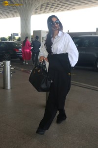 actress sonam kapoor dressed in black and white with loose hair