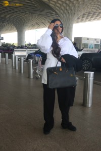 actress sonam kapoor dressed in black and white with loose hair