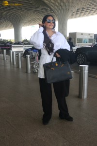 actress sonam kapoor dressed in black and white with loose hair