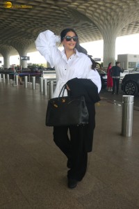 actress sonam kapoor dressed in black and white with loose hair