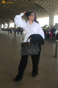 actress sonam kapoor dressed in black and white with loose hair