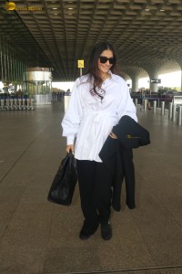 actress sonam kapoor dressed in black and white with loose hair