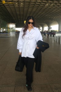 actress sonam kapoor dressed in black and white with loose hair