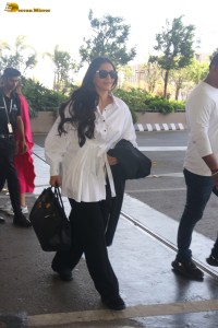 actress sonam kapoor dressed in black and white with loose hair