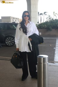 actress sonam kapoor dressed in black and white with loose hair
