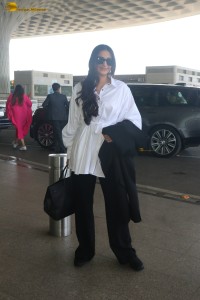 actress sonam kapoor dressed in black and white with loose hair