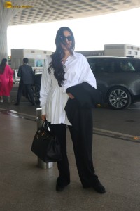 actress sonam kapoor dressed in black and white with loose hair