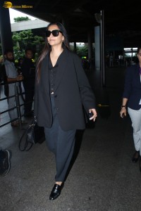 sonam kapoor dressed in all black at mumbai airport