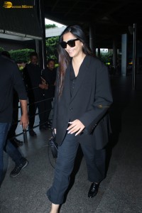 sonam kapoor dressed in all black at mumbai airport
