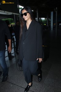sonam kapoor dressed in all black at mumbai airport