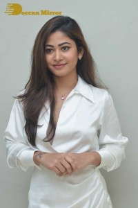 Sonu Thakur dressed in white while attending the press meet of Telugu movie Joruga Husharuga