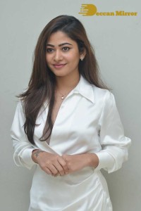 Sonu Thakur dressed in white while attending the press meet of Telugu movie Joruga Husharuga