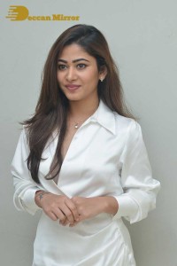 Sonu Thakur dressed in white while attending the press meet of Telugu movie Joruga Husharuga