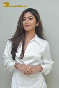 Sonu Thakur dressed in white while attending the press meet of Telugu movie Joruga Husharuga