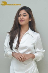 Sonu Thakur dressed in white while attending the press meet of Telugu movie Joruga Husharuga