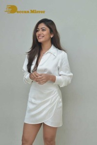 Sonu Thakur dressed in white while attending the press meet of Telugu movie Joruga Husharuga