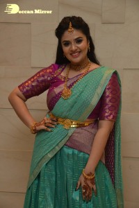 Sreemukhi-15