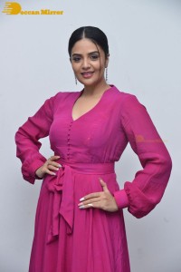 Popular anchor and actress Sreemukhi photoshoot in a pink dress