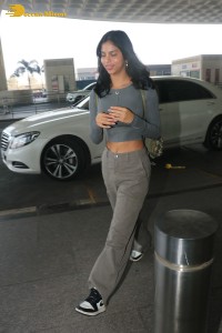 shah rukh khan daughter suhana khan at mumbai airport