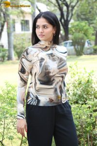 actress sunaina gorgeous photo shoot in a garden