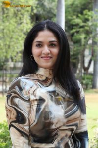 actress sunaina gorgeous photo shoot in a garden